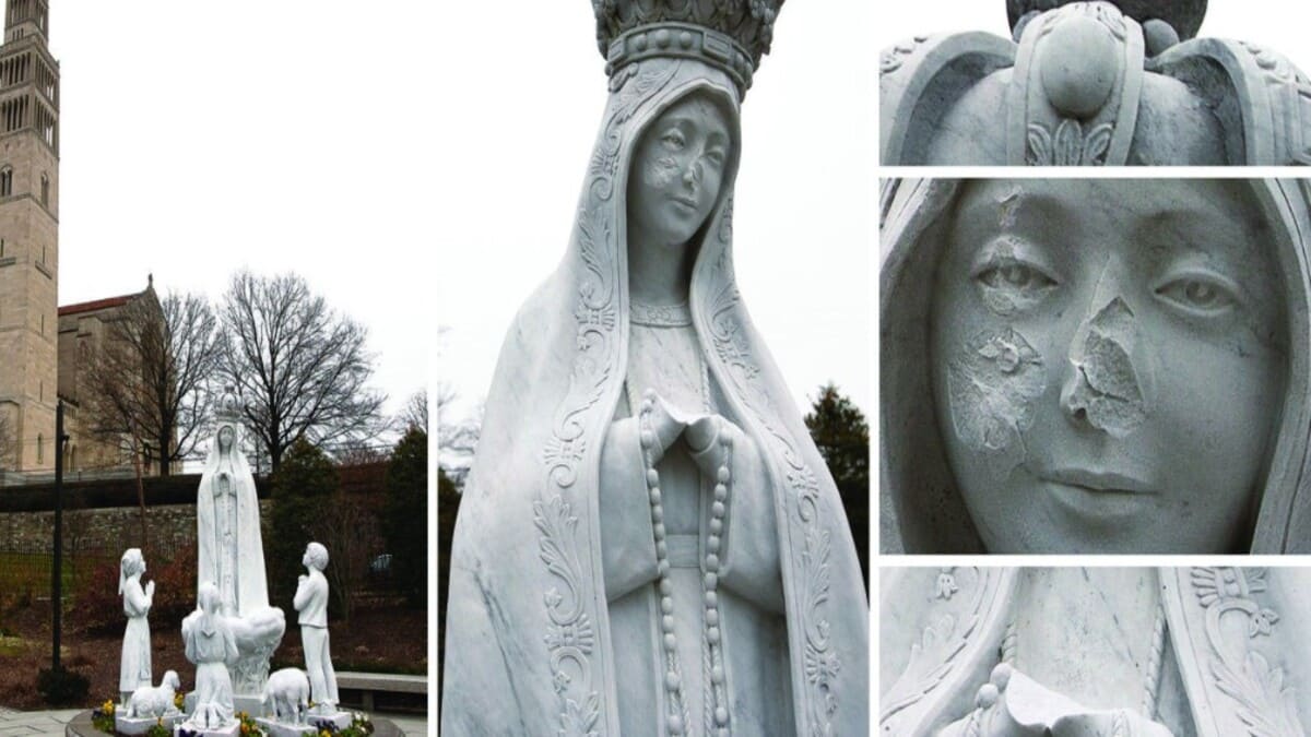 La statua della Madonna situata all'esterno della Basilica del santuario nazionale dell'Immacolata concezione colpita da un uomo con una mazza