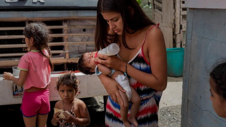 Venezuela, nove milioni in fuga da Maduro, «i bambini muoiono di fame»