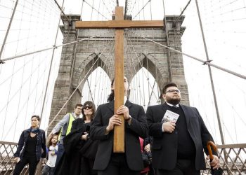 Via crucis nel 2019 sul ponte di Brooklyn, a New York, negli Usa