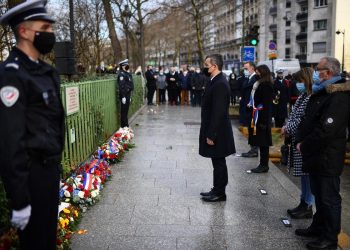Il ministro dell'Interno francesce, Gerald Darmanin, durante una cerimonia commemorativa in occasione dell'anniversario dell'attentato a Charlie Hebdo, lo scorso 7 gennaio (foto Ansa)