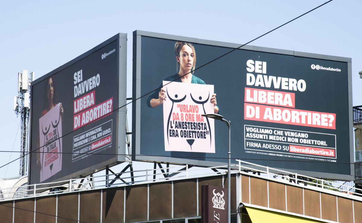 Maxi affissioni contro i medici obiettori di coscienza sull’aborto