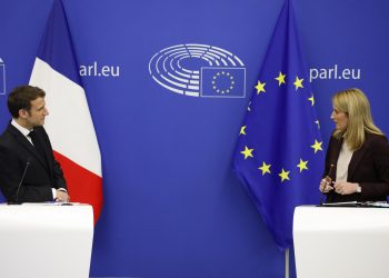 Emmanuel Macron in conferenza stampa congiunta con la neopresidente del Parlamento europeo Roberta Metsola