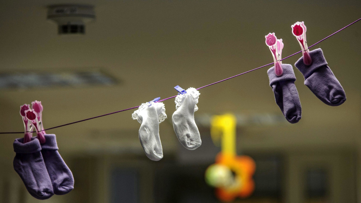 Calzette appese in un reparto di neonatologia