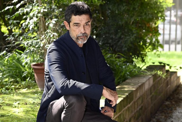 Ogni mattina Alessandro Gassmann si sveglia e vuole salvare il mondo