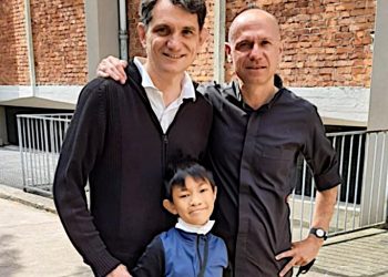 Don Emmanuele Silanos (a destra) con Francesco Chenyong e suo padre Michele