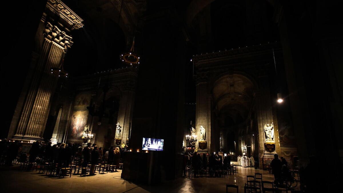 Fedeli riuniti in chiesa in Francia per la Messa