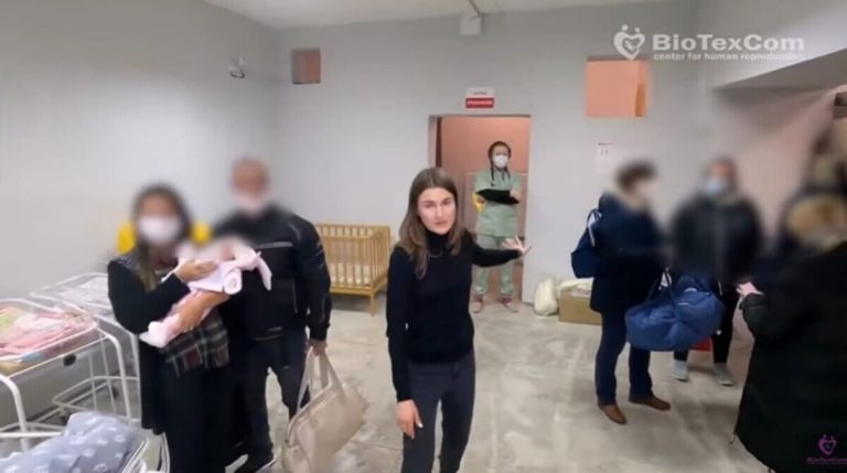 Quei figli della surrogata e del mercato occidentale “al sicuro” nel bunker di Kiev