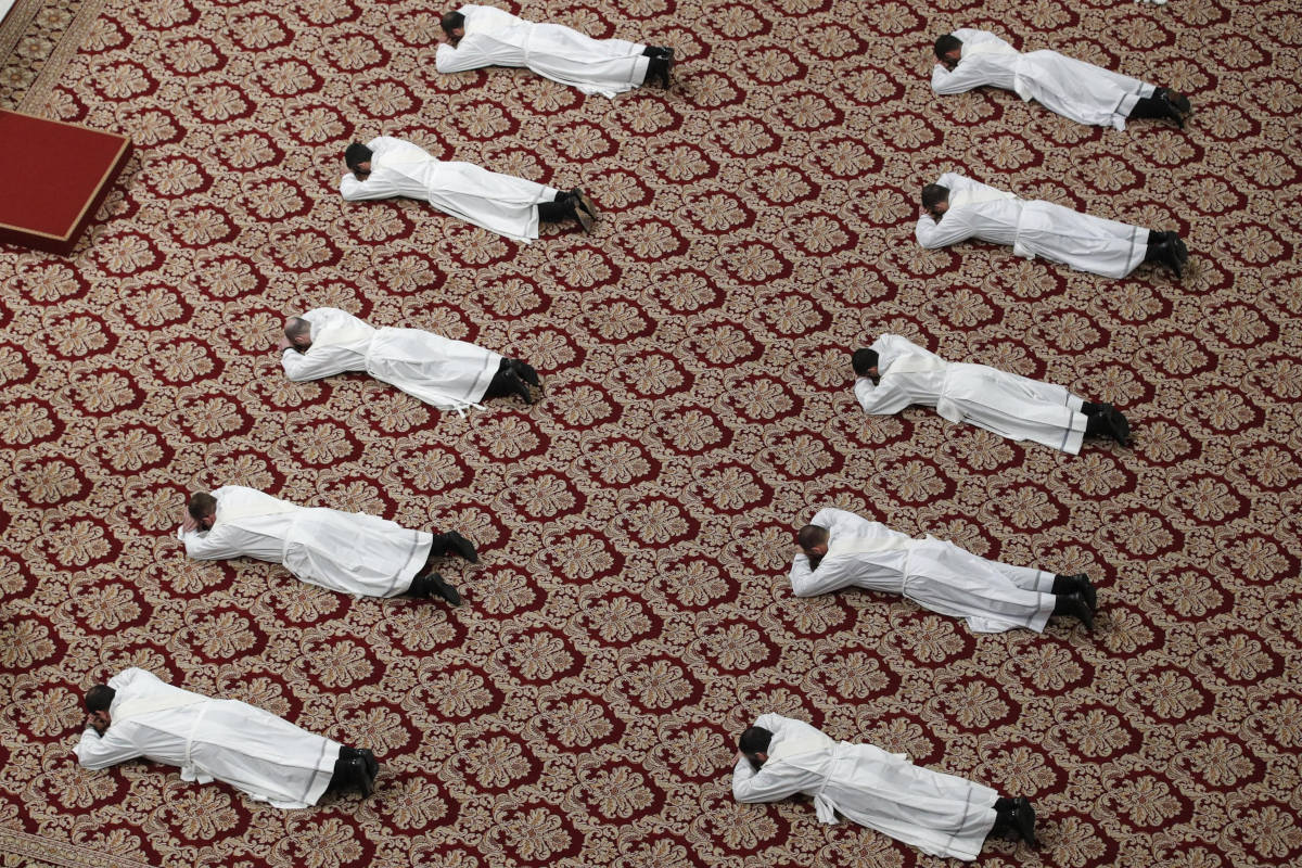 Cerimonia di ordinazione sacerdotale nella basilica di San Pietro