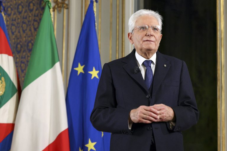 Nuovo record nella gara per l’encomio più servile a Mattarella. Ma la sfida continua