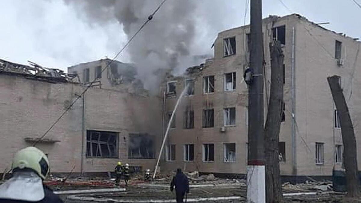 Una caserma a Kiev, capitale dell'Ucraina, colpita dai bombardamenti della Russia