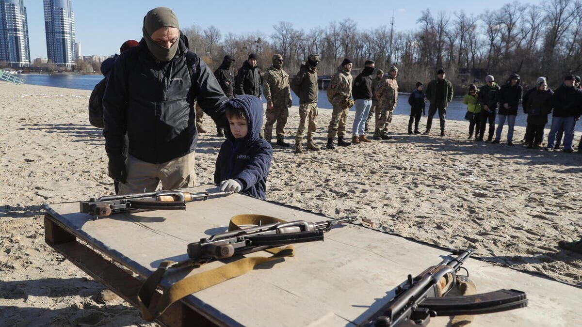 Esercitazioni militari per civili in Ucraina in vista dell'invasione da parte della Russia
