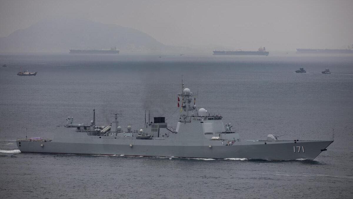 Una nave della Marina della Cina al largo di Hong Kong