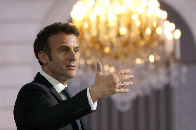 La diplomazia infinita di Macron, che chiama Putin ma conclude poco
