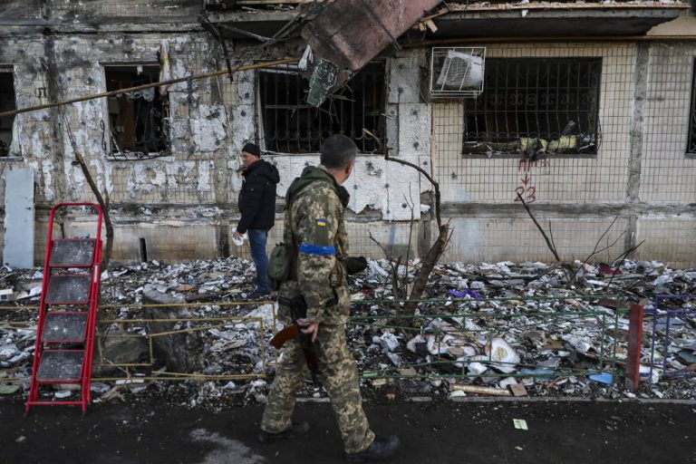 L’ingiustificabile invasione dell’Ucraina e gli angoli ciechi dell’informazione con l’elmetto