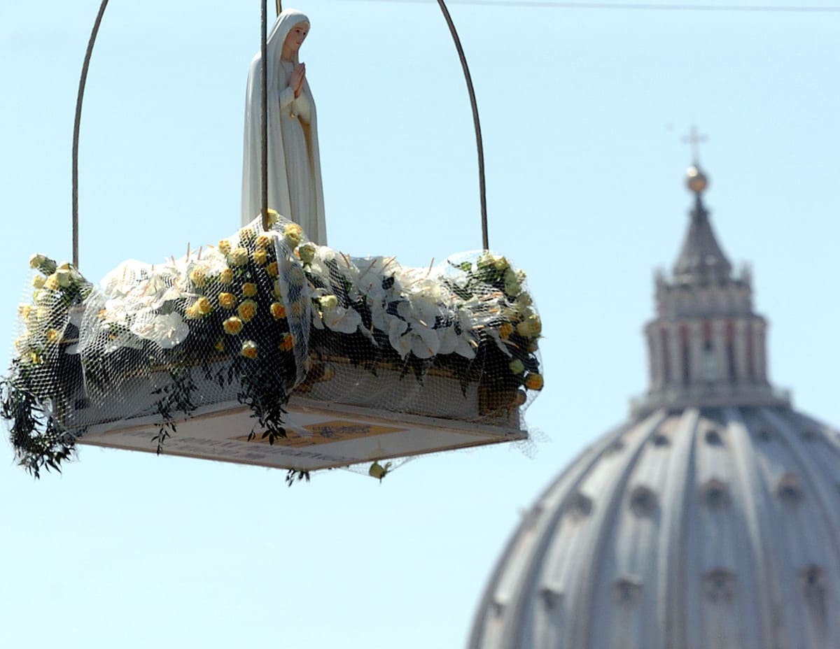 La statua della Madonna di Fatima viene calata davanti a Castel San Angelo, da dove poi e' partita la processione, guidata dal cardinale Ivan Dias in occasione del 25/o anniversario dell'attentato a papa Giovanni Paolo II, fino a piazza San Pietro, 26 maggio 2013