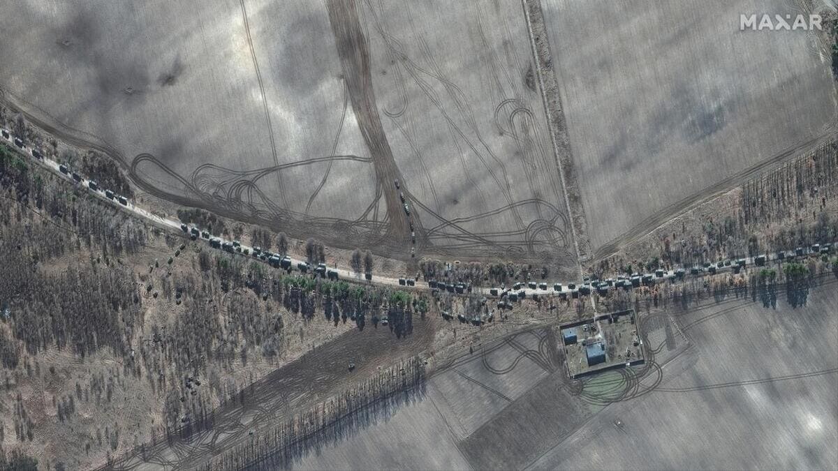 Un'immagine satellitare mostra una colonna di mezzi corazzati russi in Ucraina