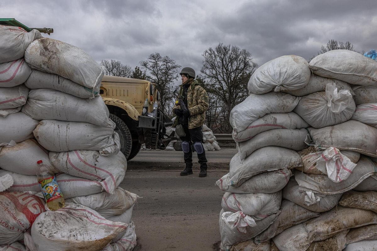 Soldato ucraino ad un checkpoint a Kiev