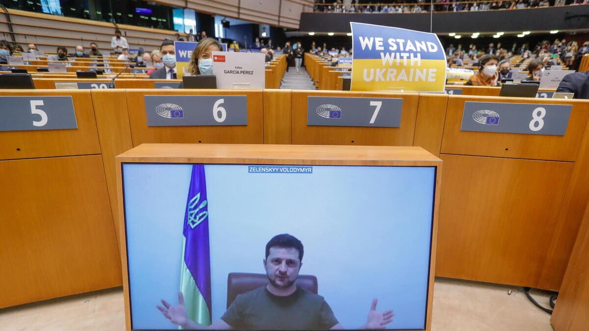 Il presidente dell'Ucraina, Volodymyr Zelensky, parla al Parlamento Ue