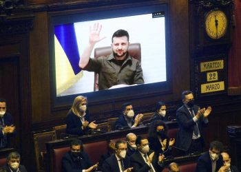 Il presidente dell'Ucraina, Volodymyr Zelensky, parla in videoconferenza al Parlamento dell'Italia