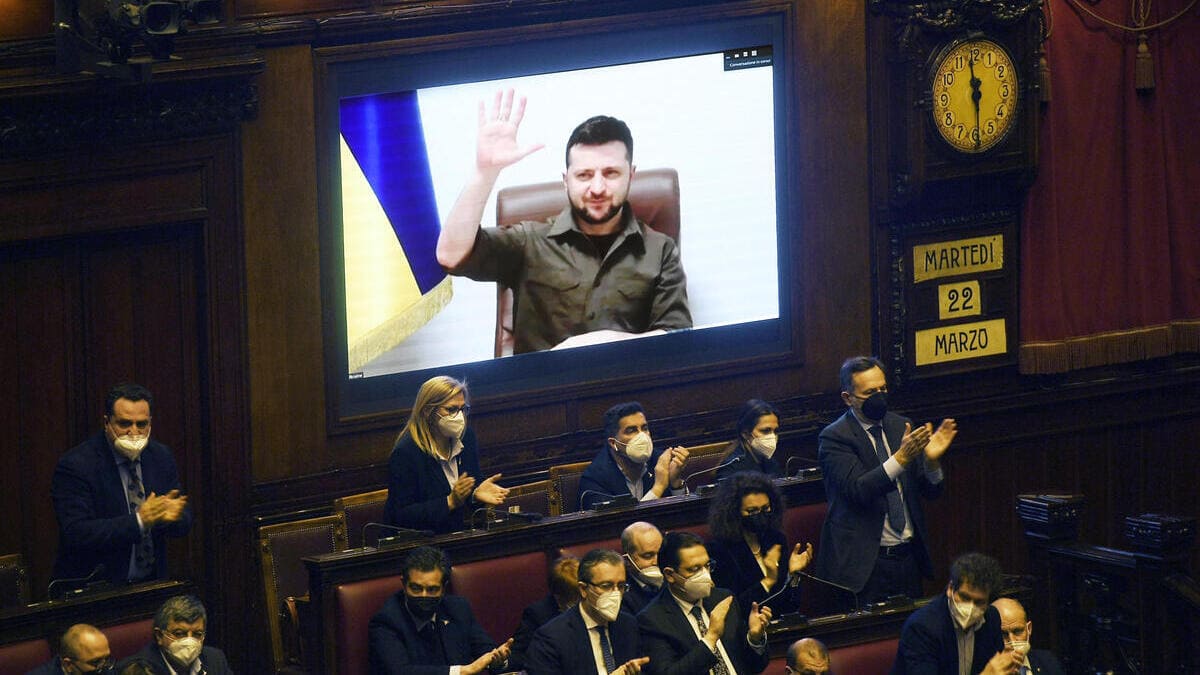 Il presidente dell'Ucraina, Volodymyr Zelensky, parla in videoconferenza al Parlamento dell'Italia