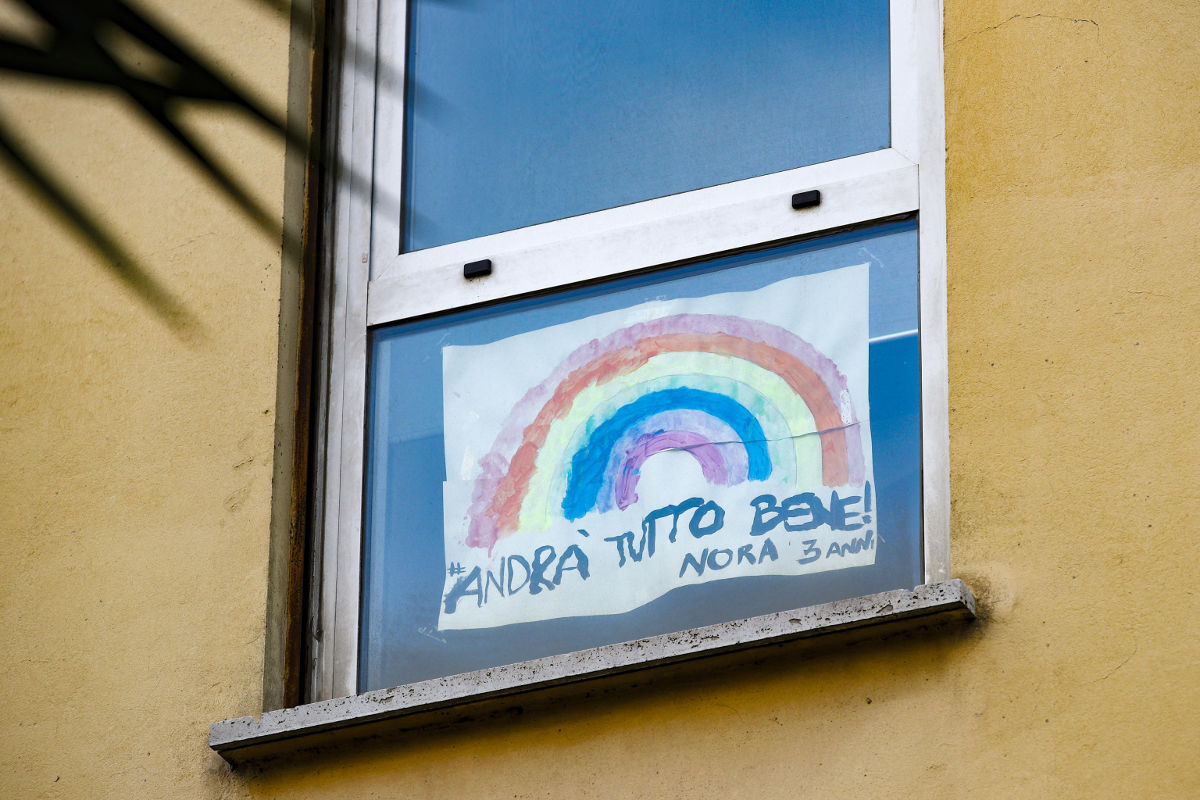 Un cartellone con lo slogan ‘andrà tutto bene’ esposto a una finestra
