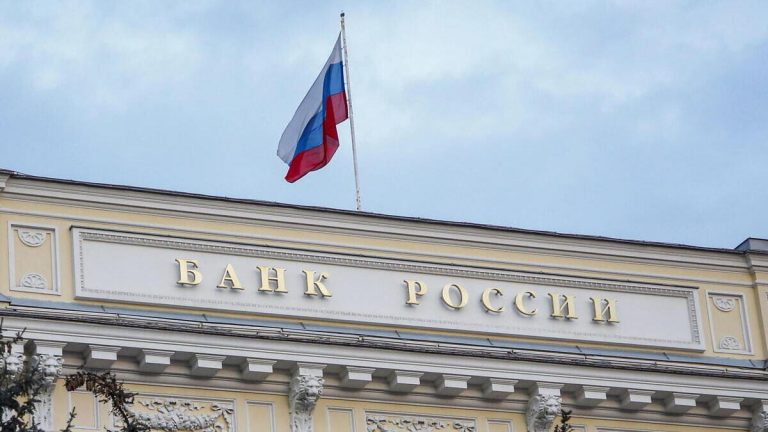 Derubare i russi non riparerà l’ingiustizia subita dagli ucraini