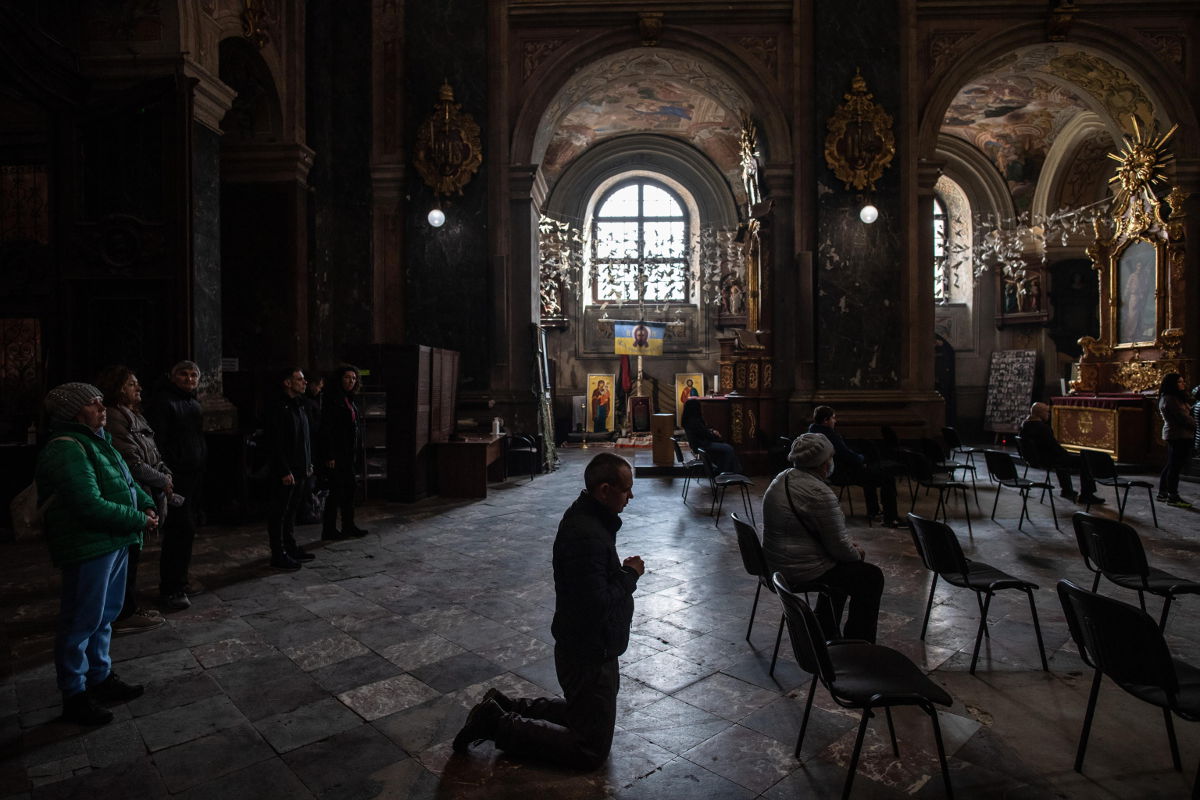 Fedeli in preghiera in una chiesa ortodossa a Leopoli, Ucraina