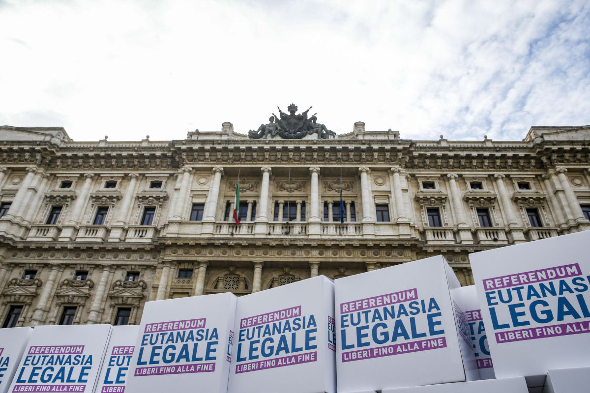 Scatoloni di firme per il referendum sull’eutanasia davanti alla Cassazione