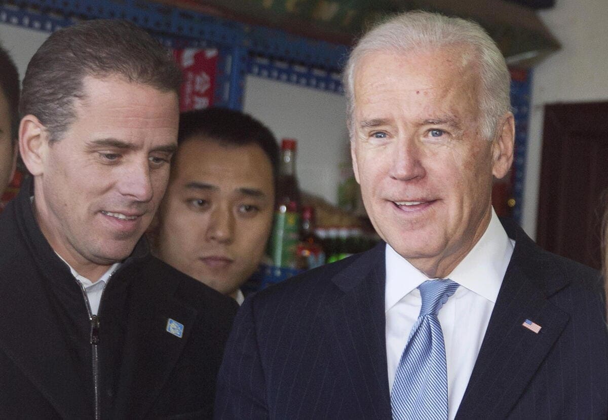 Hunter Biden, a sinistra, col padre Joe
