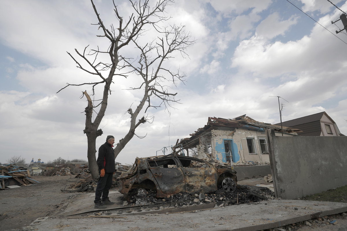 Danni di un bombardamento dei russi a Ulica Szkolna, nell’oblast di Kiev,