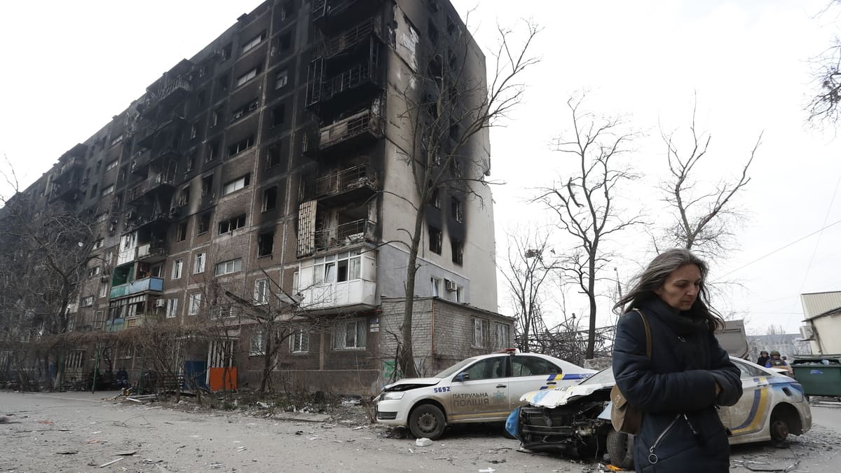 Un palazzo distrutto a Mariupol, Ucraina, dai bombardamenti della Russia