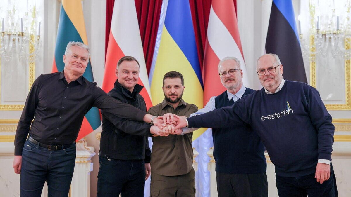 I presidenti di Polonia e paesi baltici insieme a Zelensky a Kiev