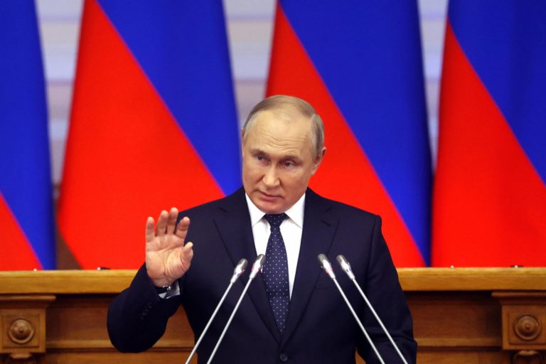 Non si può passare alla guerra con Putin senza dichiararla. Innanzitutto agli italiani