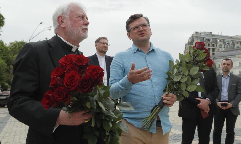 Con l’Ucraina, per la diplomazia. La Chiesa e la guerra nelle parole di Gallagher