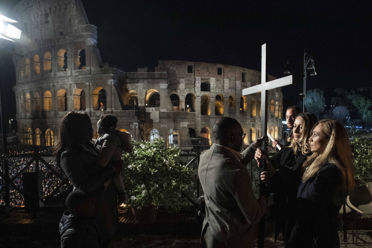 La russa Irina e l’ucraina Albina ricevono la croce durante la Via Crucis presieduta dal Papa a Roma