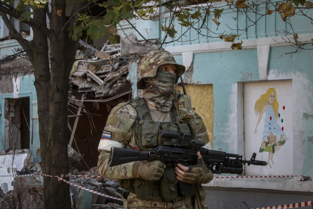 Militare russo a Donetsk