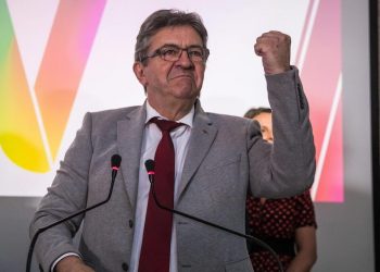 Melenchon esulta in Francia per l'ottimo risultato ottenuto alle elezioni legislative