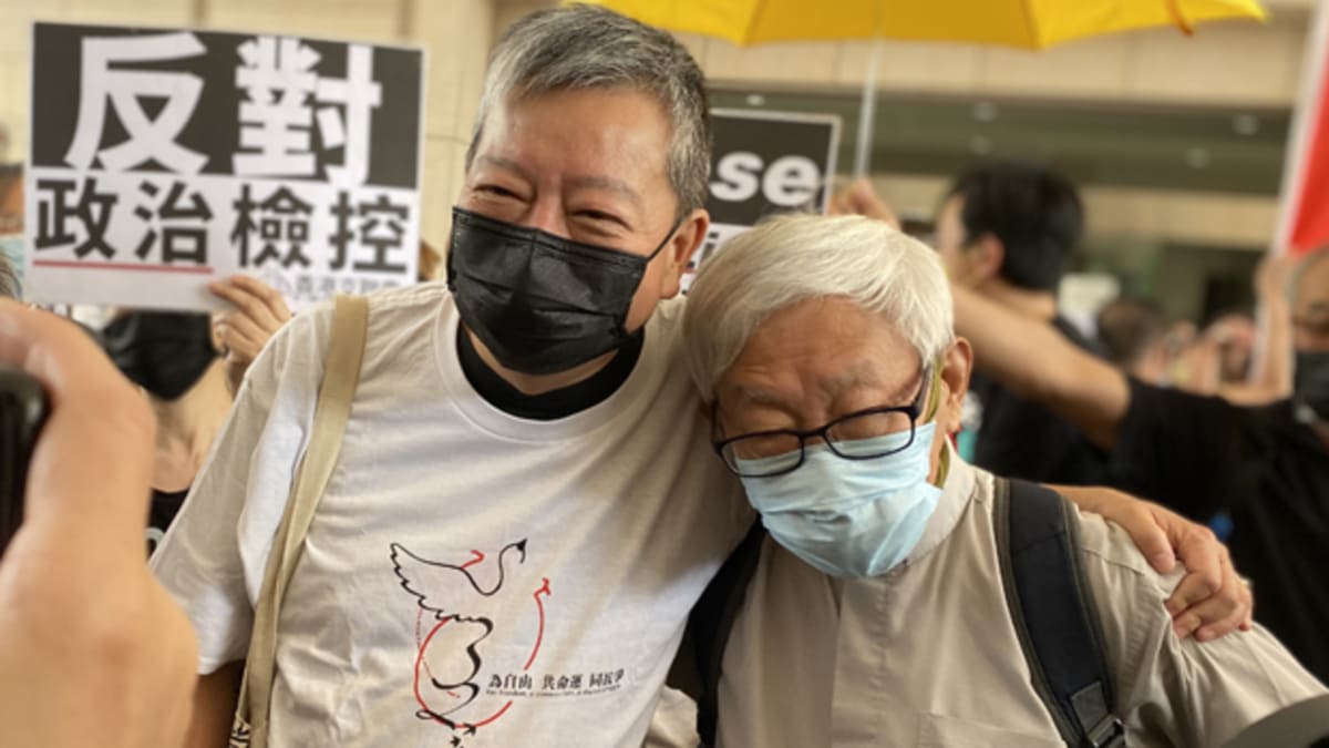 Lee Cheuk-yan insieme al cardinale Joseph Zen a Hong Kong