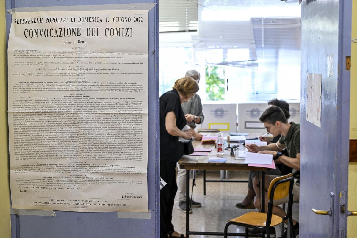 Operazioni di voto per i quesiti referendari che riguardano la separazione delle funzioni per i magistrati, la legge Severino, i limiti per la custodia cautelare, le regole per le candidature al Csm e le valutazioni dei magistrati, Roma, 12 giugno 2022.