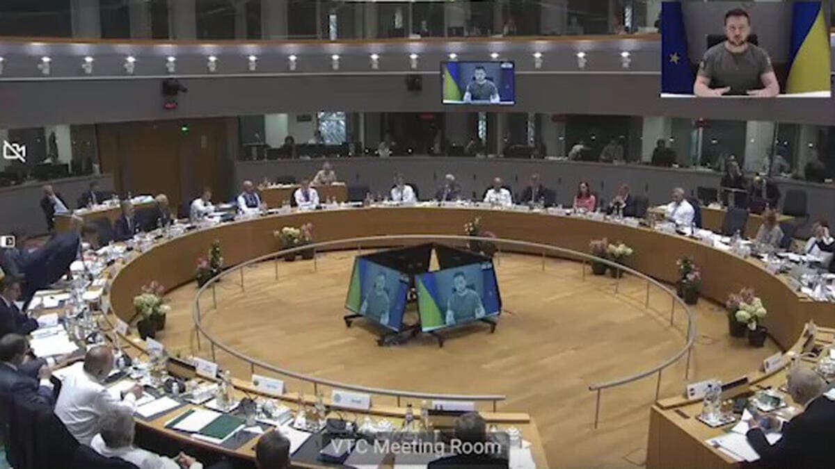 Zelensky, presidente dell'Ucraina, si collega al Consiglio europeo