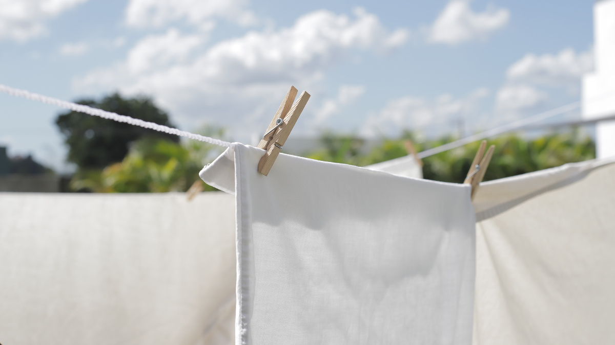 Lenzuola bianche stese ad asciugare al sole