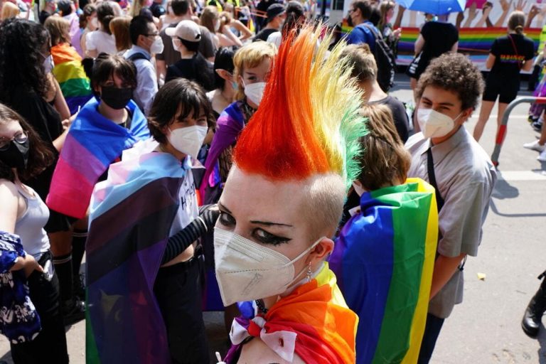«Mamma, sono un gay in un corpo di donna». I genitori spagnoli si ribellano alla Ley Trans