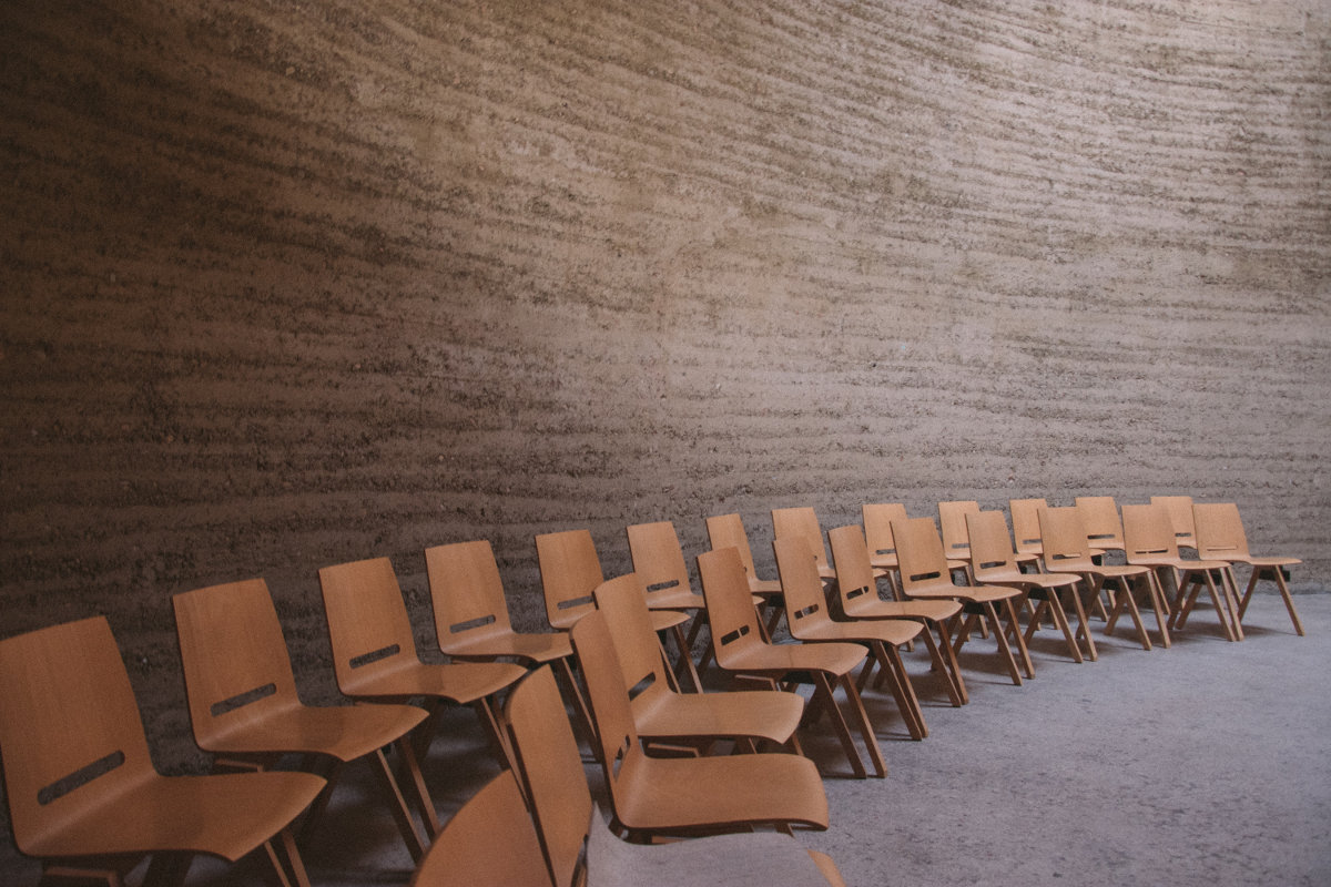 Sedie vuote in un’aula di università