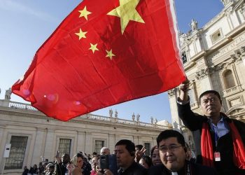 La bandiera della Cina sventola in Vaticano a San Pietro