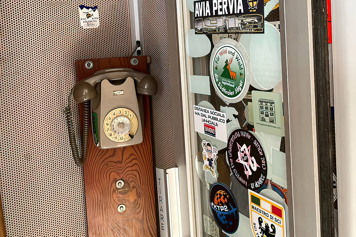 Cabina telefonica del rifugio Santa Croce in Val Badia