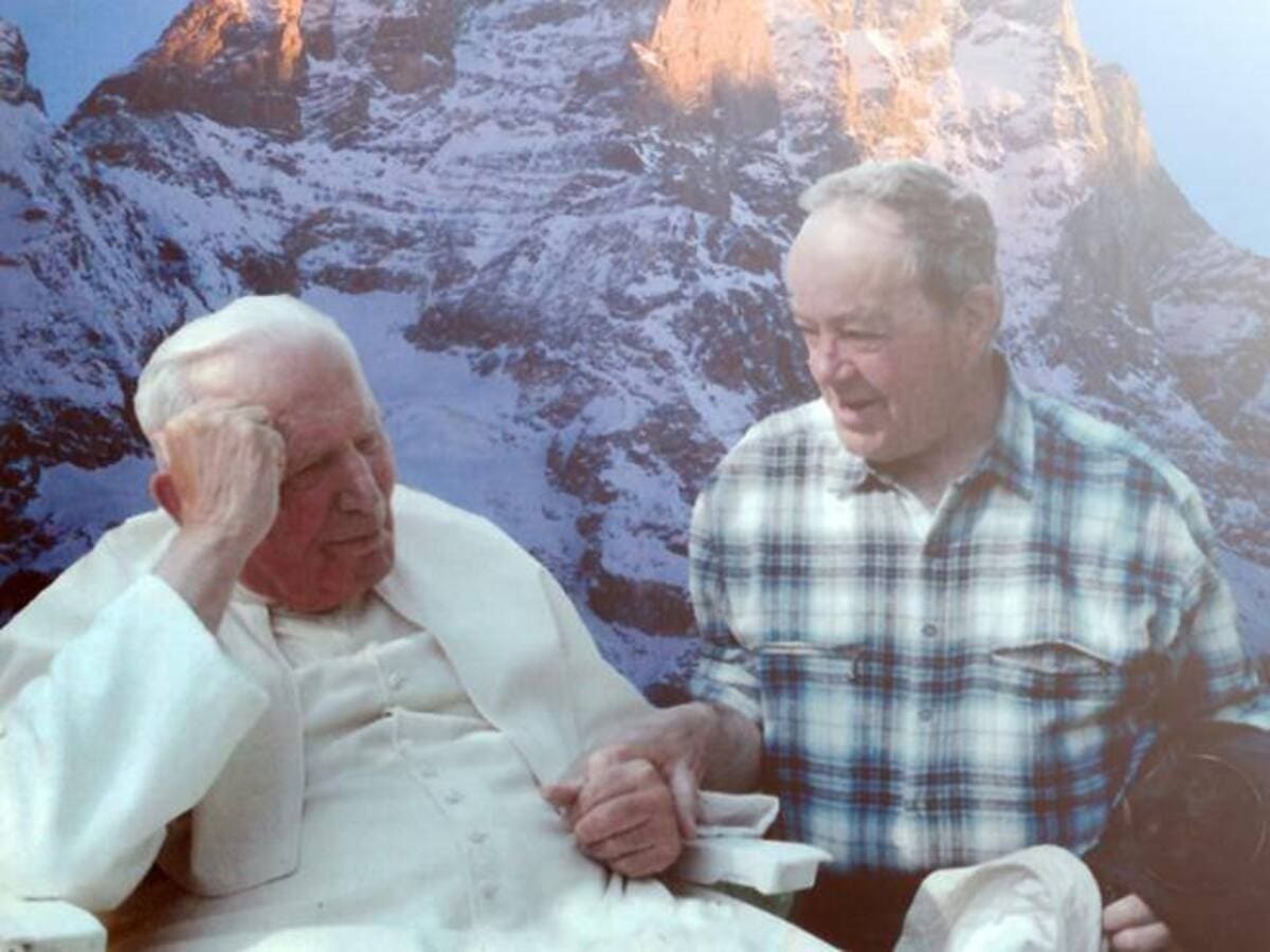 Don Luigi Maquignaz con Giovanni Paolo II in un particolare della foto di copertina del suo libro