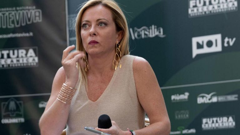 «Meloni fascista». Repubblica non rinuncia al suo “rito tribale” preferito