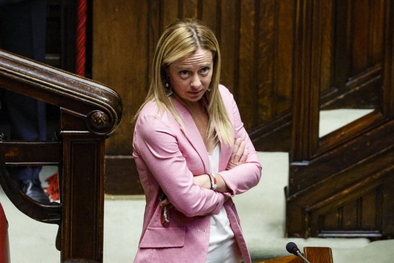 La Meloni non solo è fascista, orbanista, addirittura laziale: ora è pure draghiana
