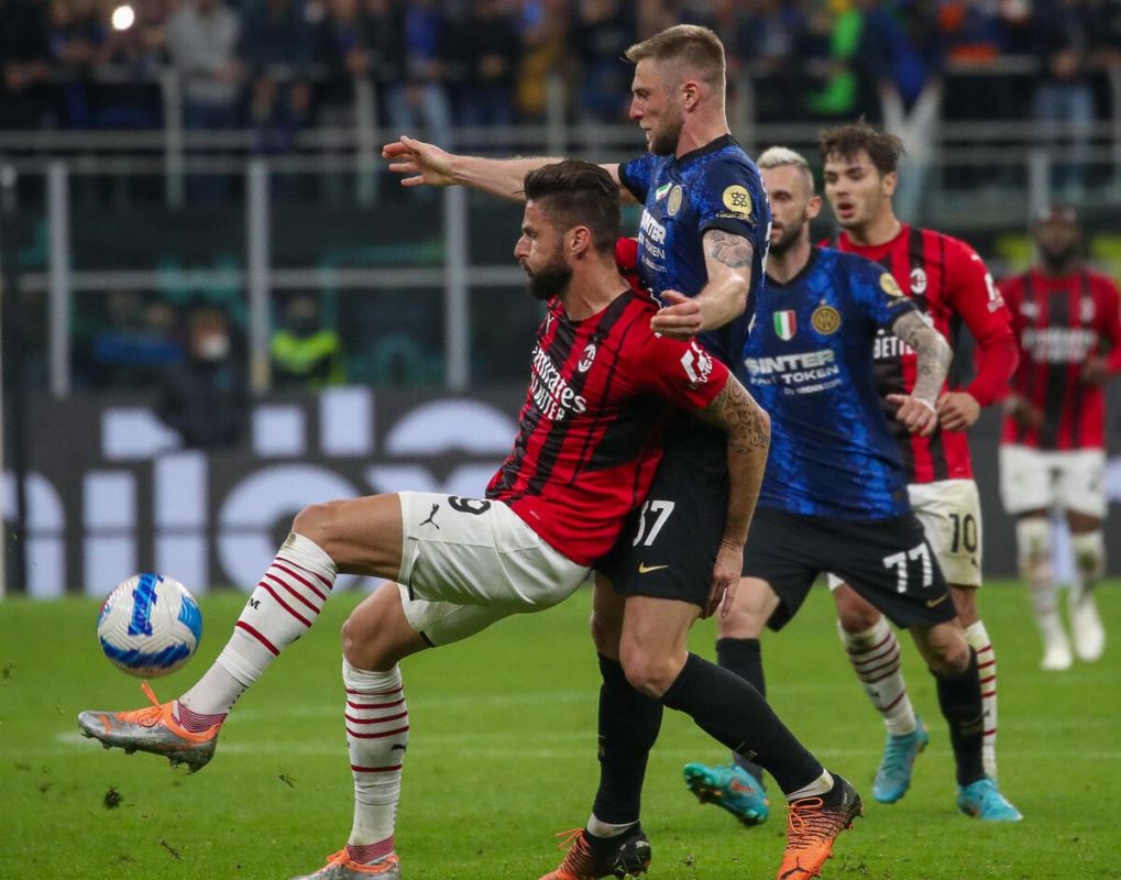 L'attaccante del Milan Oliver Giroud contrastato dal difensore dell'Inter Milan Skriniar durante Milan-Inter del 19 aprile 2022