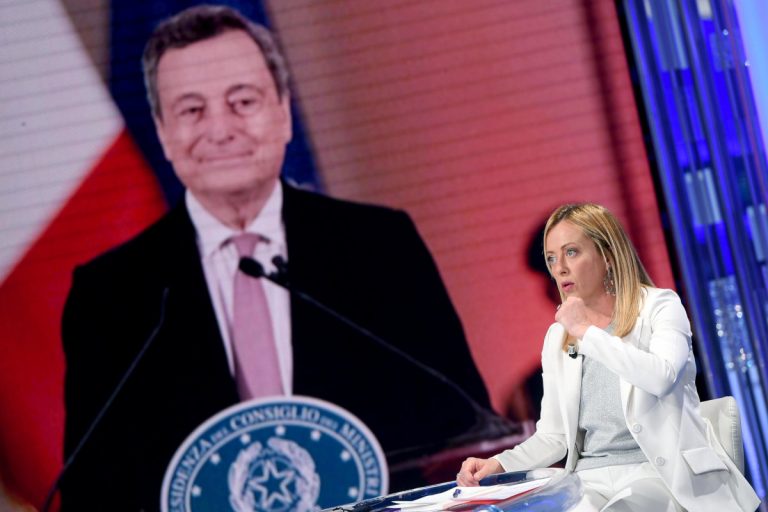 Non è chiaro se sia meglio accusare la Meloni di fascismo o di draghismo